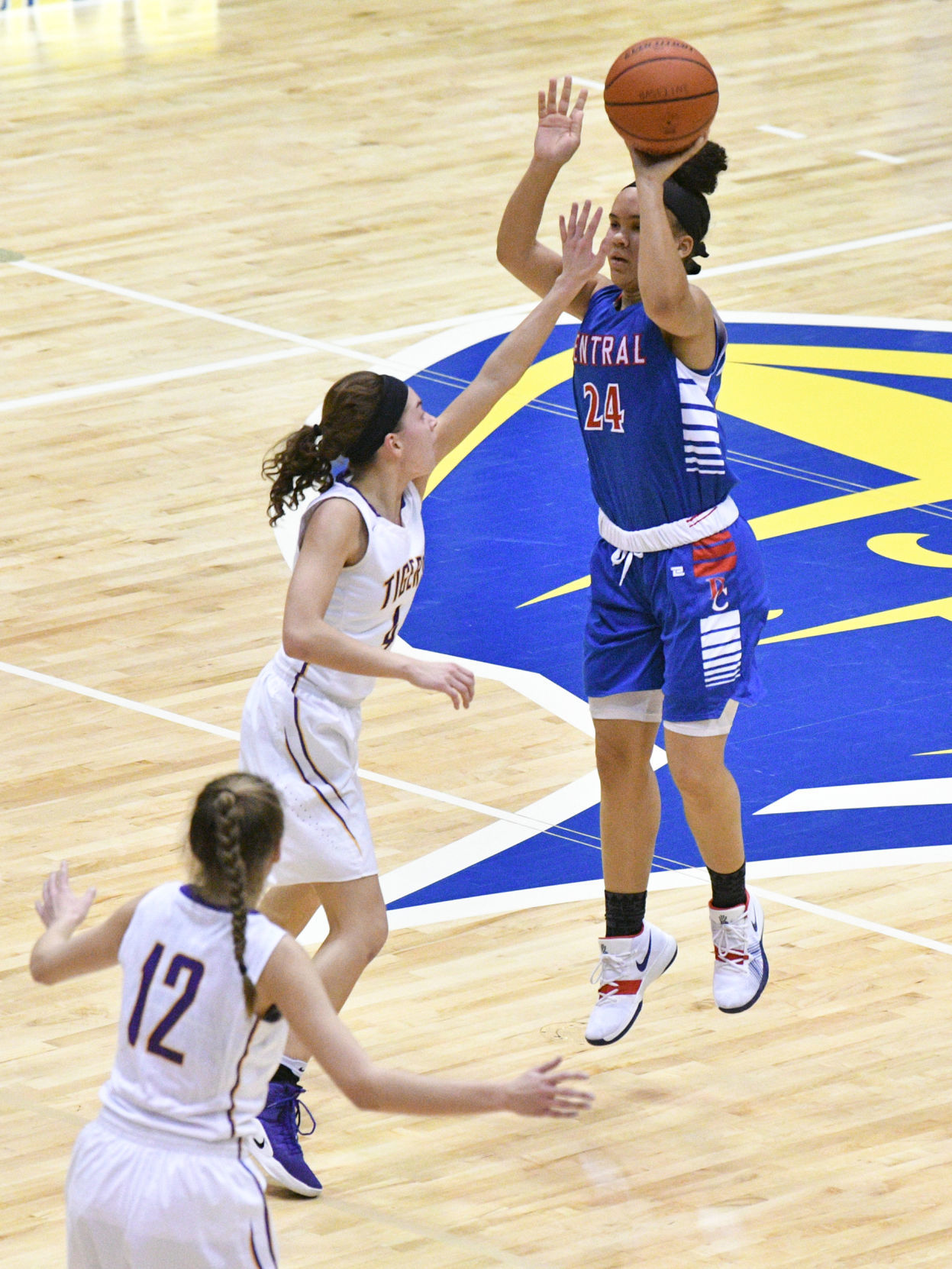 IHMVCU Shootout - Davenport Central vs. Sherrard